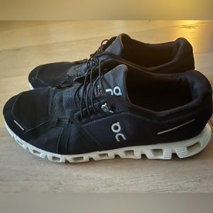 Lightly worn On Cloud Men’s sneakers. Size 11